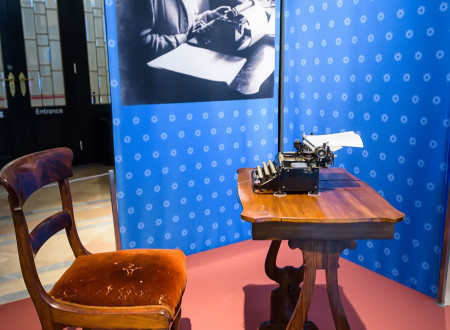 Stol in miza z znamenitim pisalnim strojem Alme M. Karlin Erika