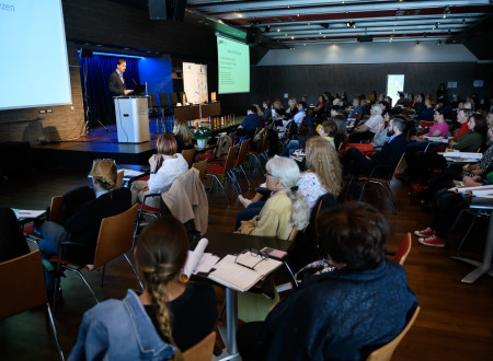 Nagovor enega izmed sodelujočih na medresorski konferenci ostalim udeležencem