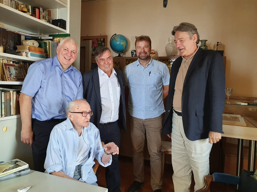 Borisa Pahorja so v Trstu obiskali predsednik uprave Skupine Mladinska knjiga Peter Tomšič, pisatelj Drago Jančar, zgodovinar in novinar dr. Jože Možina ter minister za kulturo dr. Vasko Simoniti 