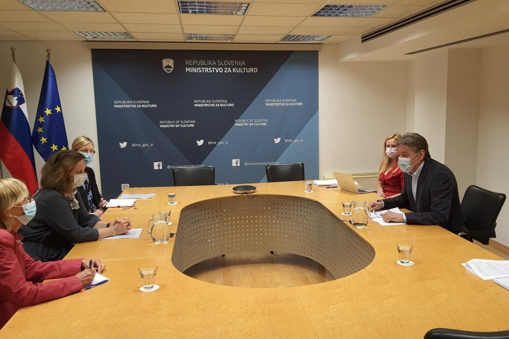 Avstrijska veleposlanica v Ljubljani na vljudnostnem obisku pri ministru za kulturo dr. Simonitiju