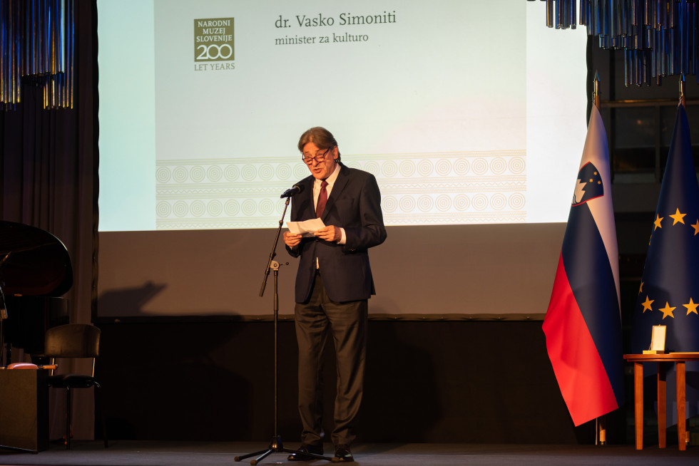 Minister za kulturo dr. Vasko Simoniti ima govor.