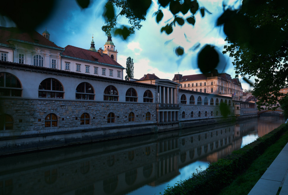 Vodna stran fasade Plečnikovih tržnic s polkrožnimi okni 