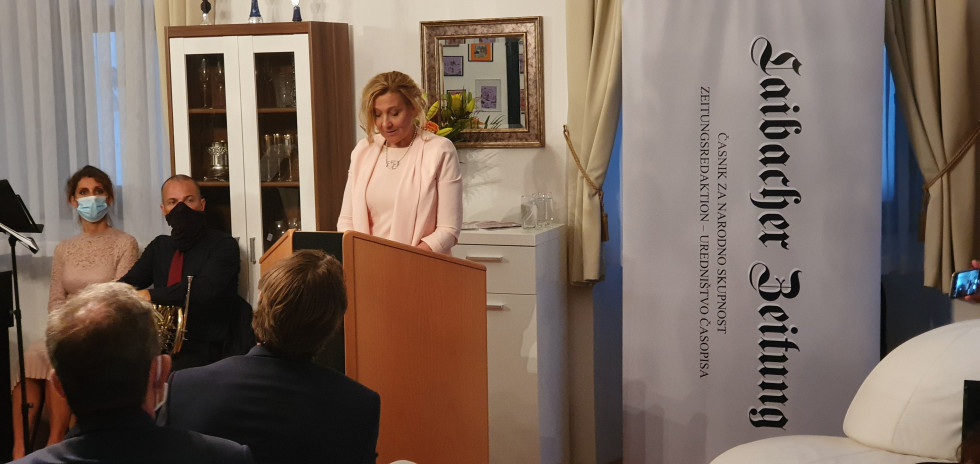 Stoji med svojim govorom