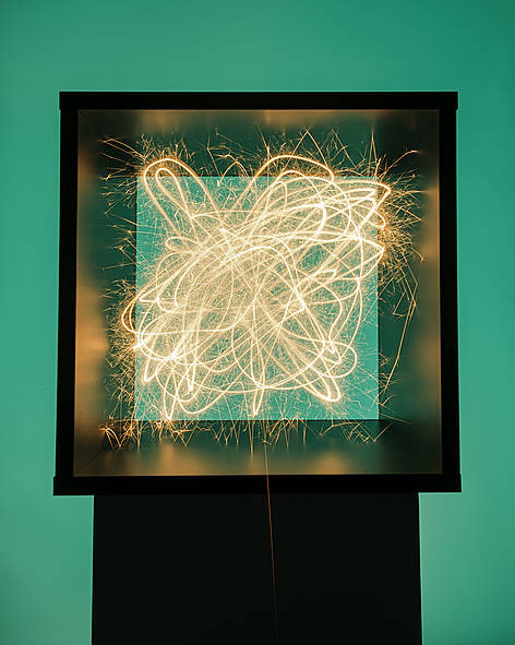 Umetniška instalacija, žareče žice v okvirju