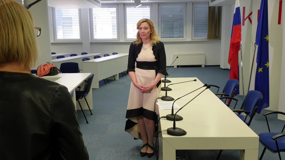 Državna sekretarka in novinarka med snemanjem izjave za televizijo
