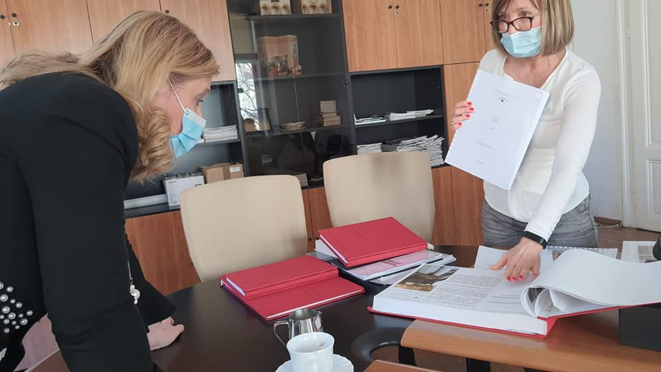 Državna sekretarka si ogleduje knjige