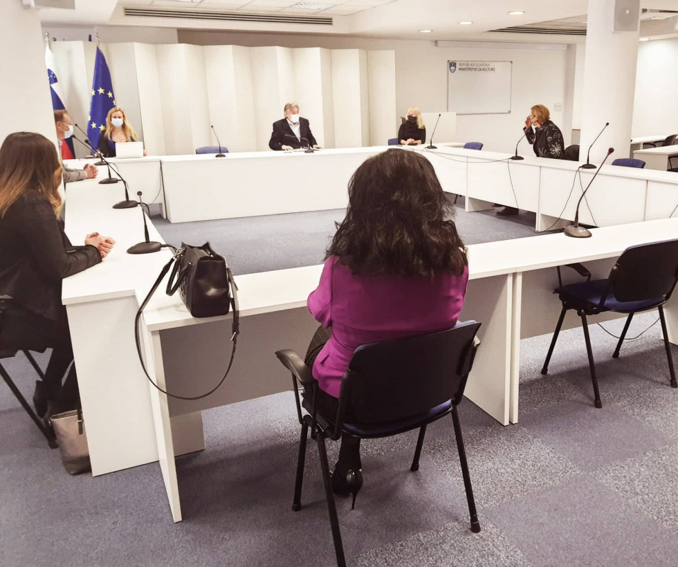 Minister in sogovorniki v sejni sobi