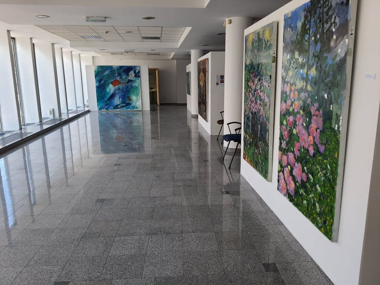 Slikarska platna, razstavljena v avli ministrstva