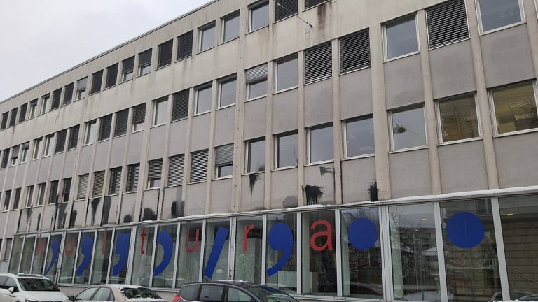 S črno barvo oskrunjeno pročelje ministrstva 