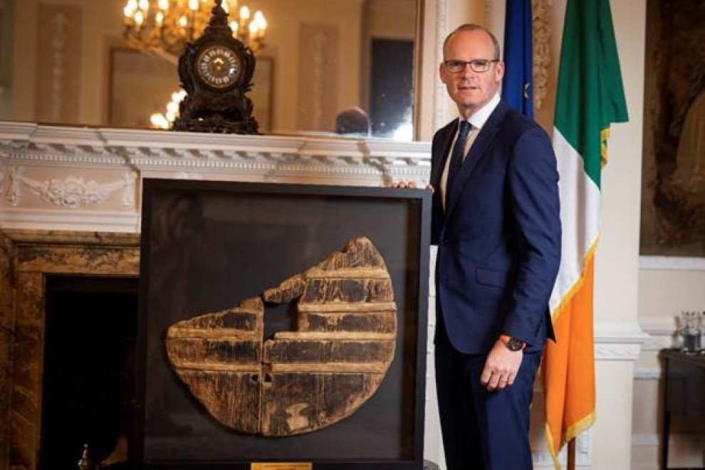 Irski minister stoji ob repliki kolesa