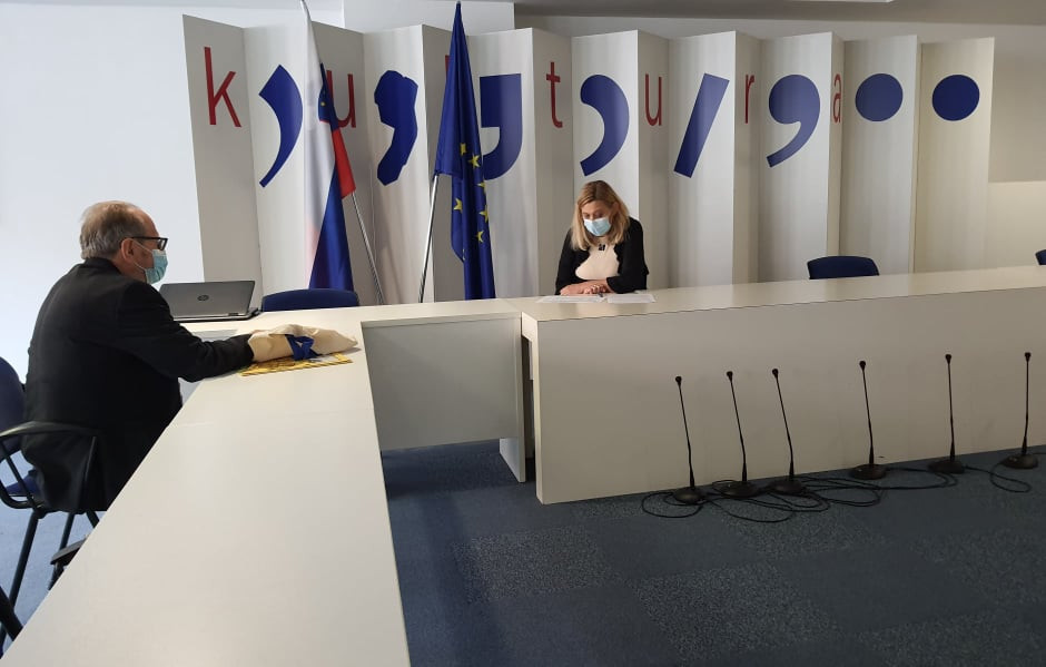 Sedita med pogovorom