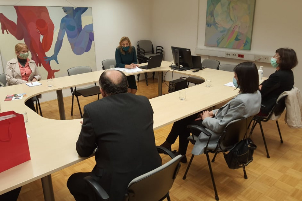 Državna sekretarka s sodelavko in predstavniki Mirne Peči in Dolenjskega mizeja 