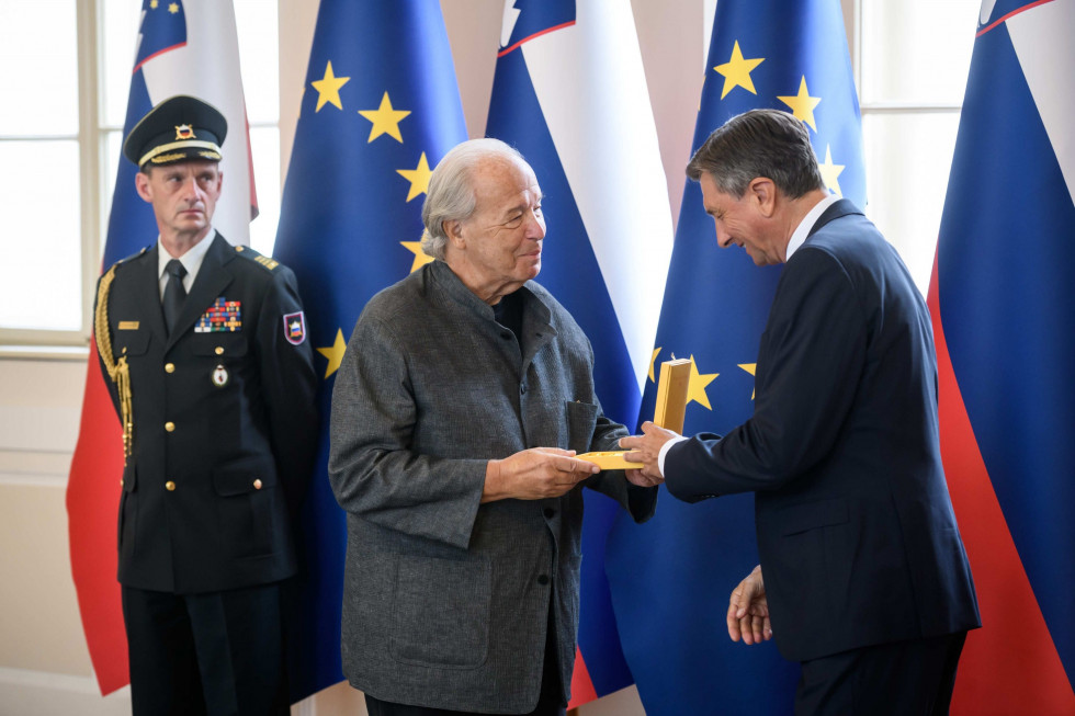Predsednik RS in nagrajenec ob prejemu odlikovanja