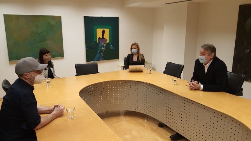 Med pogovorom v sejni sobi ministrstva 