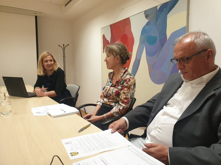 Na fotografiji sedijo državna sekretarka dr. Ignacija Fridl Jarc, vodja sektorja za umetnost Vesna Jurca Tadel ter v. d. generalnega direktorja direktorata za ustvarjalnost Damjan Damjanovič