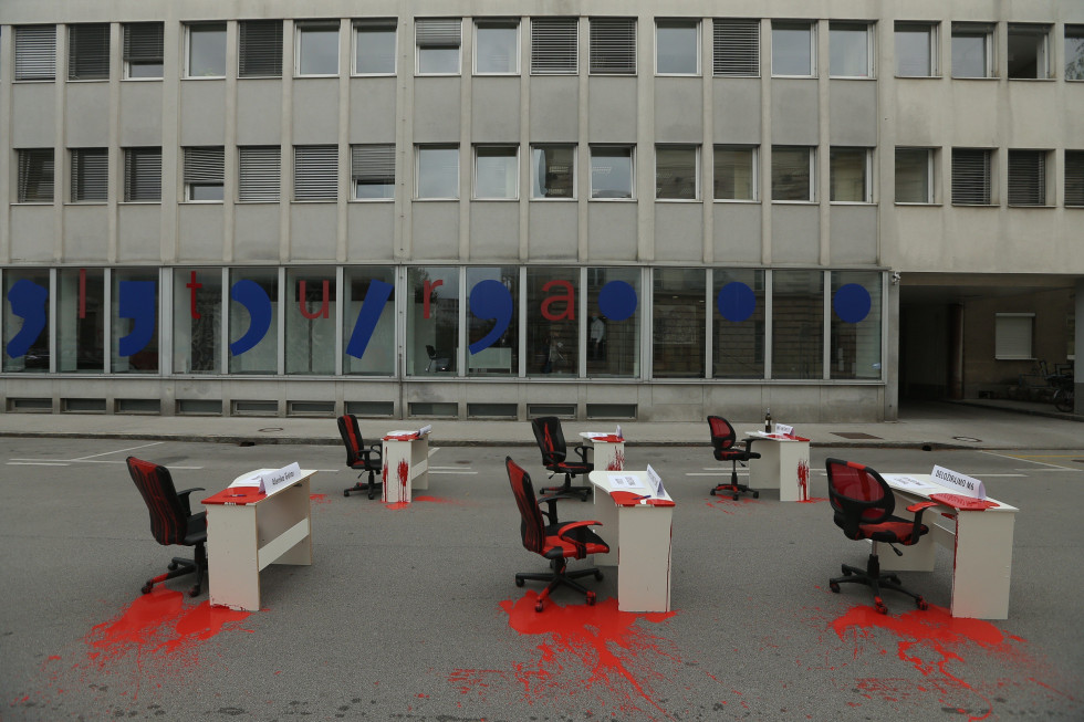 Instalacija na Maistrovi ulici: delovna mesta zaposlenih na MK, polita z rdečo barvo