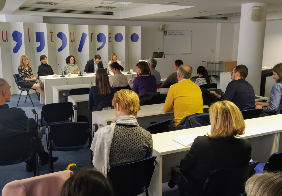 Udeleženci v veliki sejni sobi ministrstva