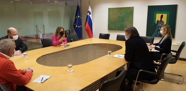 Sestanek v sejni sobi ministrstva