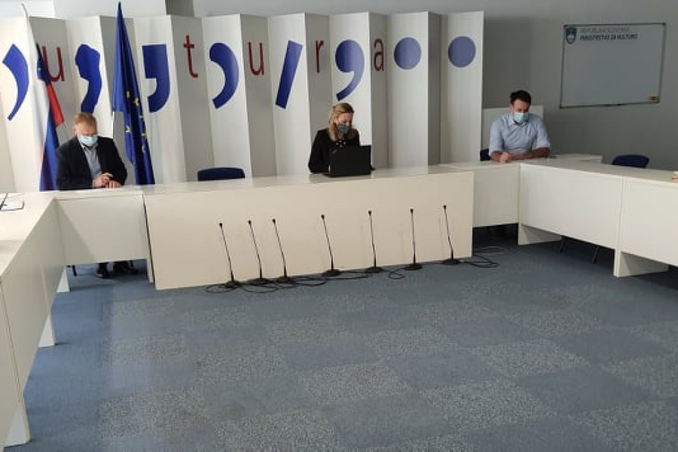 Sogovorniki med pogovorom v veliki sejni sobi