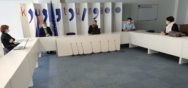 Sogovorniki med pogovorom v veliki sejni sobi
