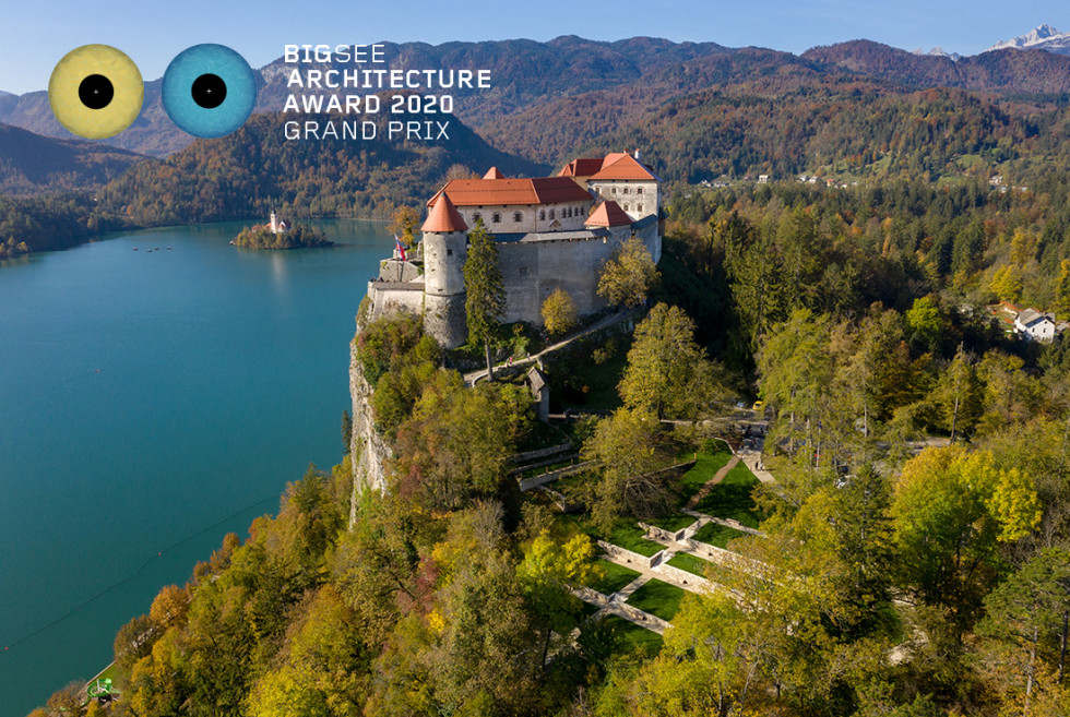 Pogled na obnovljeni park, grad, jezero, otok