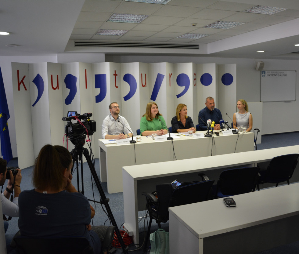 Predstavniki ministrstva pred novinarji podajajo izjavo za javnost