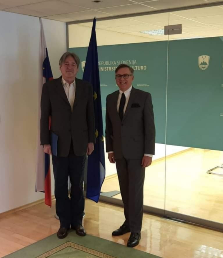 Stojita pred slovensko in zastavo Evropske unije