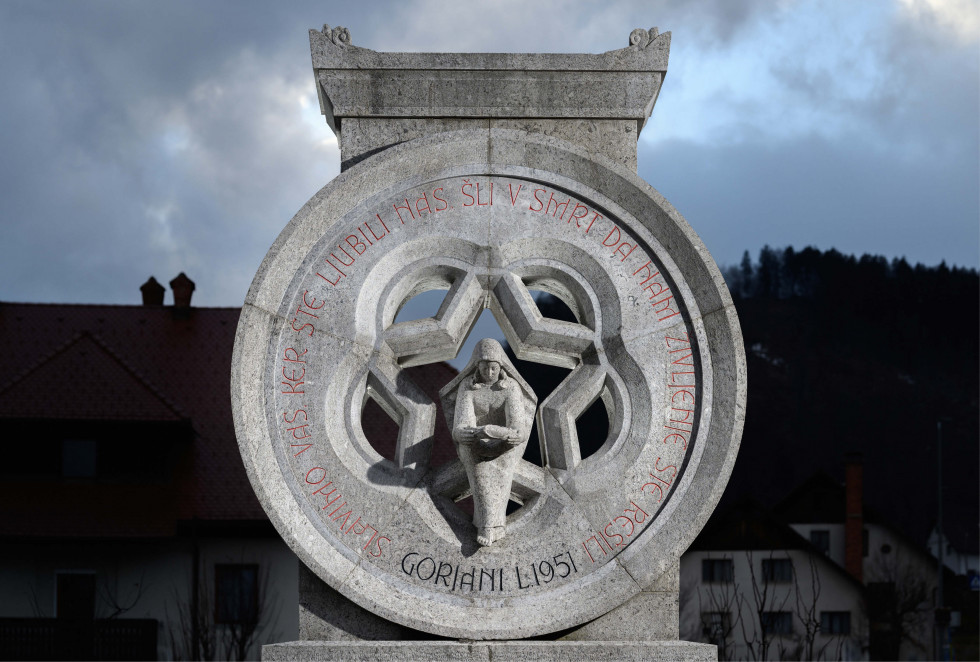 Pogled od spredaj na okrogli kamniti spomenik NOB v Zgornjih Gorjah pri Bledu