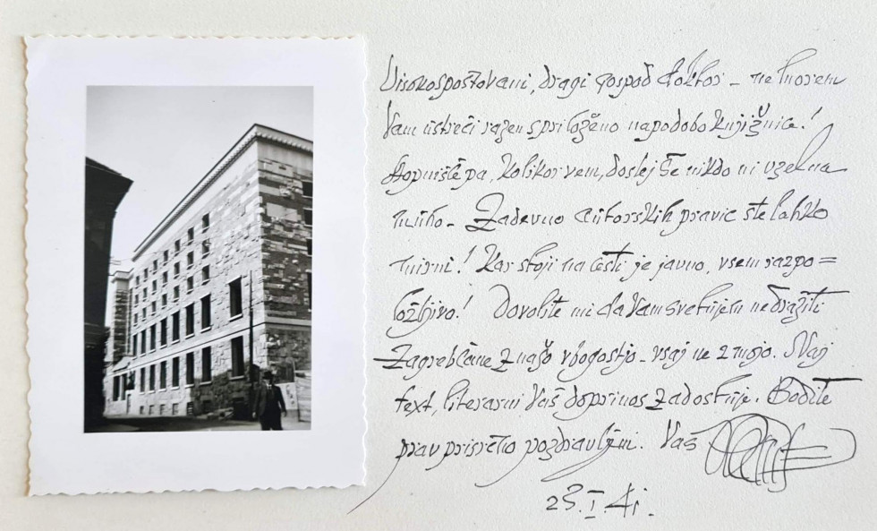 Črno-bela fotografija Plečnika pred Narodno in univerzitetno knjižnico, pospremljena na desni strani z ročno napisanim posvetilom