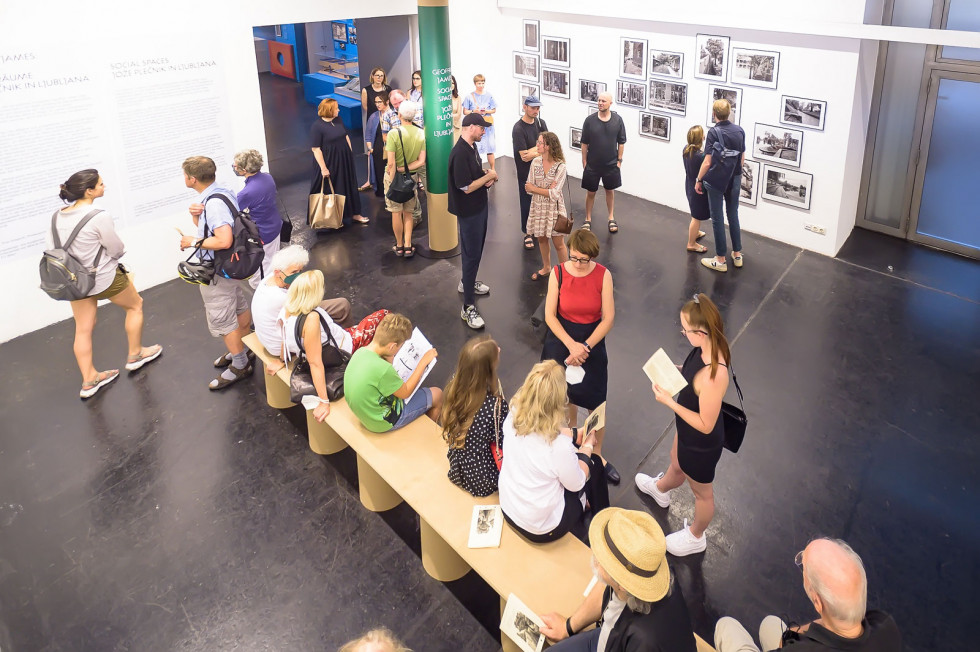 Udeleženci na odprtju razstave o Plečniku na Dunaju 