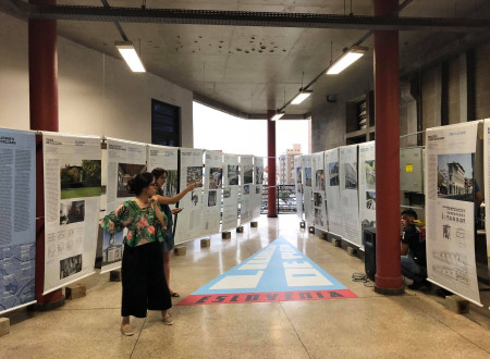 Postavitev razstave v prostorih Fakultete za arhitekturo in urbanizem v Braziliji