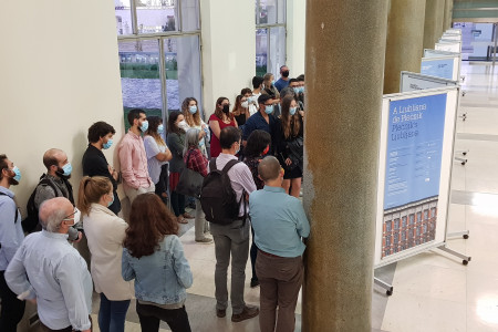 Guided tour by Natalija Lapajne of the exhibition in the atrium of the School of Arts and Humanities of the University of Lisbon