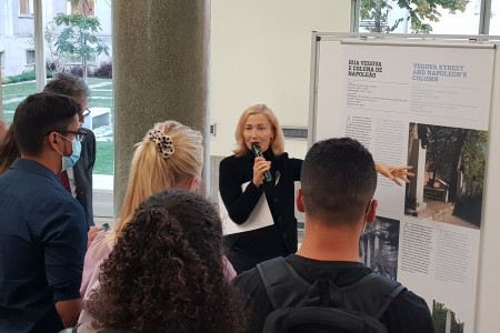 Guided tour by Natalija Lapajne of the exhibition in the atrium of the School of Arts and Humanities of the University of Lisbon