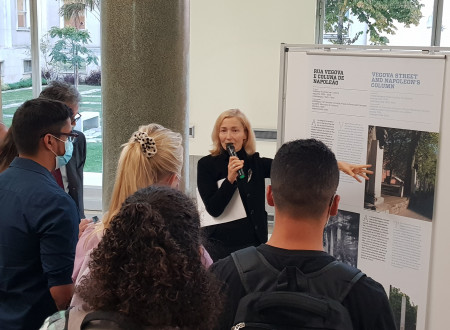 Guided tour by Natalija Lapajne of the exhibition in the atrium of the School of Arts and Humanities of the University of Lisbon