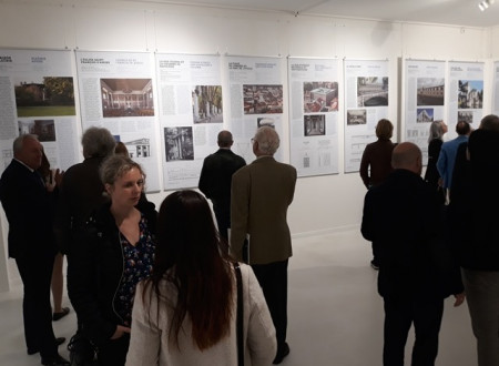 Obiskovalci si ogledujejo razstavo v prostorih fundacije Valentiny v Luksemburgu