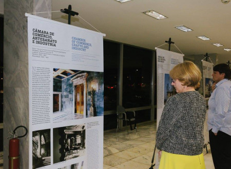 Oseba si ogleduje razstavo v palači Buriti v Braziliji 