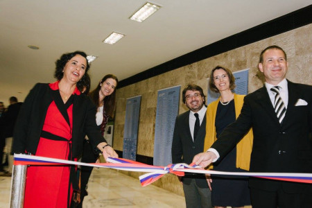 Cutting the ribbon before the opening of the exhibition at the Buriti Palace in Brazil