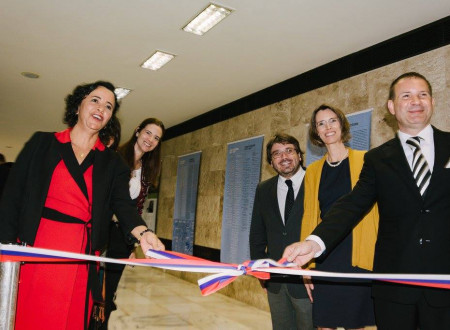 Cutting the ribbon before the opening of the exhibition at the Buriti Palace in Brazil