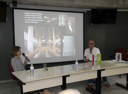 Predavateljica in moderator med pogovorom  ob razstavi na Fakulteti za arhitekturo in urbanizem Univerze v Sao Paulu