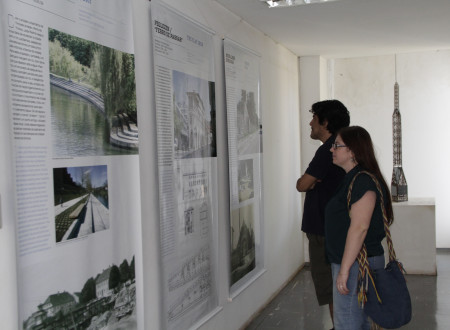 Obiskovalci na odprtju razstave v prostorih Fakultete za arhitekturo in urbanizem Univerze Sao Paulu