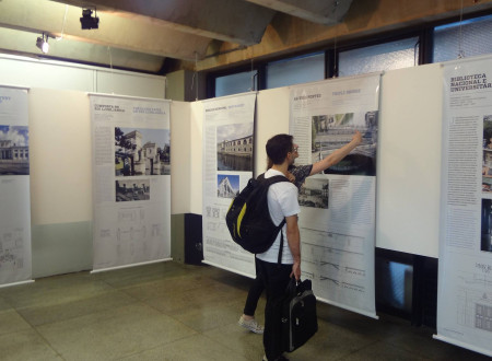 Obiskovalci si ogledujejo razstavo v prostorih Univerze v Brasilii