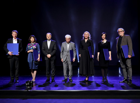 Skupinska fotografija Prešernovih nagrajencev in nagrajenk na odru Cankarjevega doma