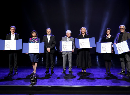Skupinska fotografija Prešernovih nagrajencev in nagrajenk na odru Cankarjevega doma