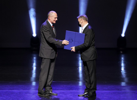 Member of Consortium musicum Janez Kranjc accepting award on belhaf of Mirko Cuderman, who received Prešeren Award for his life's work.