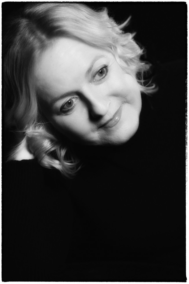 Portretna fotografija v črno-beli tehniki prejemnice nagrade Prešernovega sklada sopranistke Andreje Zakonjšek Krt