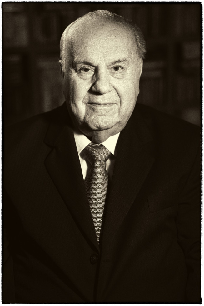 Portretna fotografija v črno-beli tehniki prejemnika Prešernove nagrade muzikologa in dirigenta dr. Mirka Cudermana