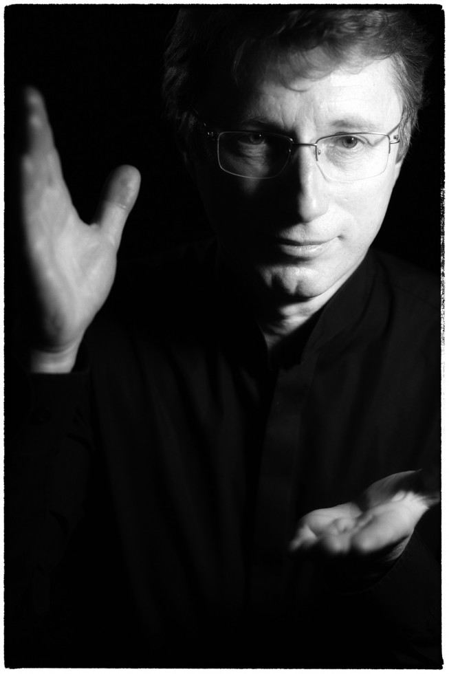 Portretna fotografija v črno-beli tehniki prejemnika nagrade Prešernovega sklada skladatelja Damijana Močnika
