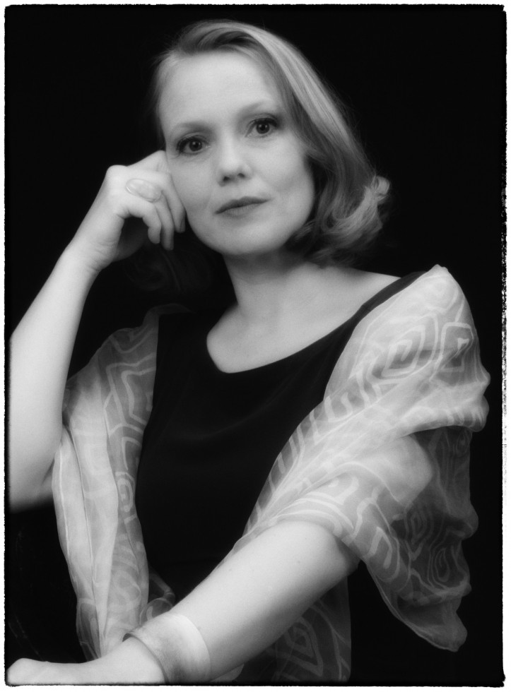 Portretna fotografija v črno-beli tehniki prejemnice nagrade Prešernovega sklada dramske igralke Jette Ostan Vejrup