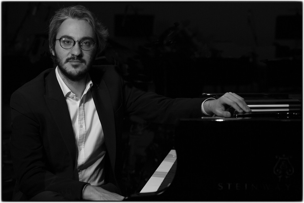 Black and white portrait of the pianist Alexander Gadjiev 