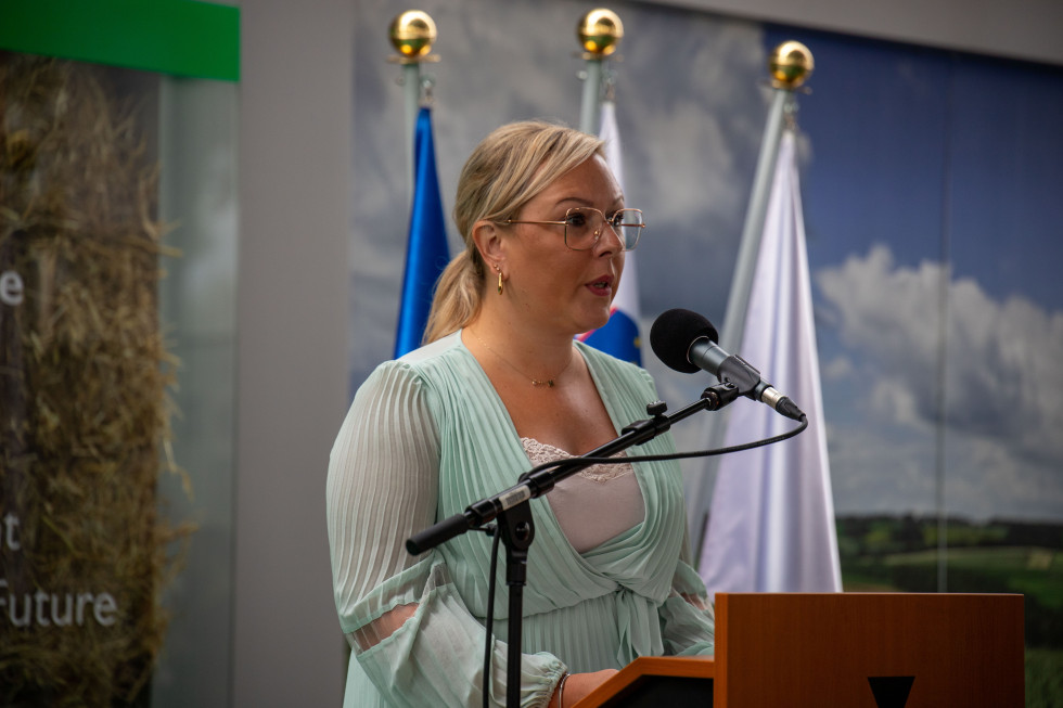 Uvodni nagovor ministrice za kmetijstvo Mateje Čalušić, v katerem je poudarila, da je treba kmetijstvo prilagoditi izzivom prihodnosti. 
